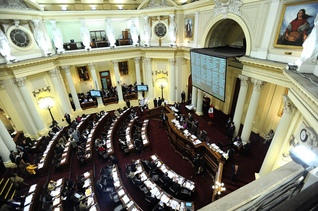 Qué dice el artículo 4 de la Constitución Política del Perú